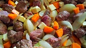 Hovězí s kořenovou zeleninou a cizrnou