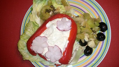 Jednoduché vše v jednom  - zeleninové "dochucovadlo a dokrášlovadlo", vedle pomazánky v paprice