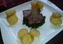 Jehněčí T-bone steak, na špenátovém lůžku s česnekem a restovanými brambory s tymiánem