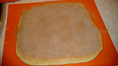 Kanellbular - skořicové šneky, potřeno máslem a posypáno cukrovou směsí se skořicí