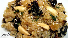 Kořeněná quinoa na sušených švestkách