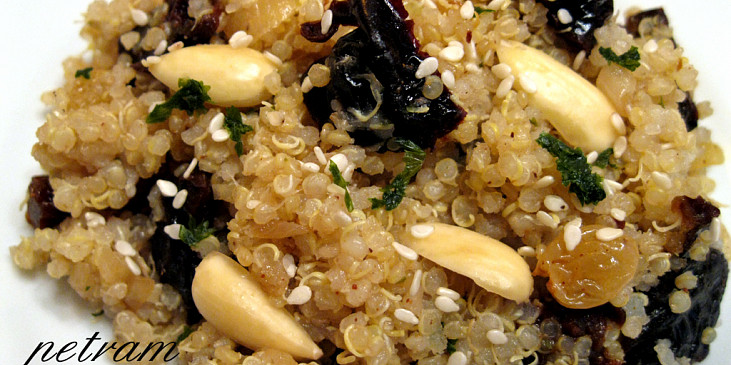 Kořeněná quinoa na sušených švestkách
