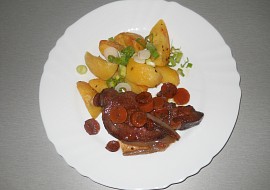 Kotleta na červeném víně s mrkvičkou a šalotkou, paprikovými brambory a jarni cibulkou