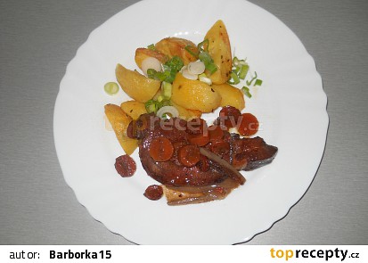 Kotleta na červeném víně s mrkvičkou a šalotkou, paprikovými brambory a jarni cibulkou