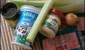 Krabí pochoutkový salát, část použitých surovin