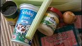 Krabí pochoutkový salát, část použitých surovin