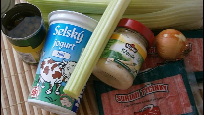 Krabí pochoutkový salát, část použitých surovin
