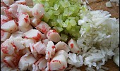 Krabí pochoutkový salát, pokrájíme a promícháme se zbylýma surovinama