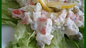 Krabí pochoutkový salát, podáváme na listu salátu,ozdobené citronem.