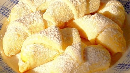 Křehké rohlíčky plněné pudinkem