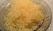 Krůtí prsa pod sýrovo-cibulovou peřinou (goudu nastrouháme najemno)
