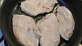Krůtí prsa pod sýrovo-cibulovou peřinou, opečeme maso na oleji