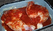 Kuře na krájených rajčatech, čili papričkách a cibuli