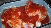 Kuře na krájených rajčatech, čili papričkách a cibuli