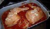 Kuře na krájených rajčatech, čili papričkách a cibuli (po hodině otočíme a potřeme zbylým česnekem)