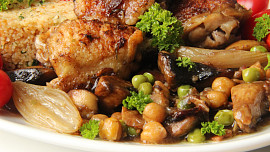 Kuře z pánve s cizrnou a žampiony