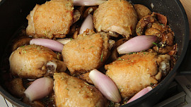 Kuře z pánve s cizrnou a žampiony