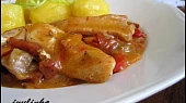 Kuřecí nudličky na červené zelenině