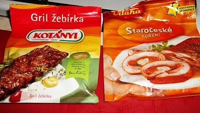 Kuřecí prsa s kořeněným přelivem, rajčátky a zakysankou, použité koření...