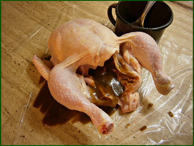 Kuře "mňam", do kuřátka dáme 2lžíce kašičky a zbytek oňahňáme na kuře,zabalíme do folie a do sáčku