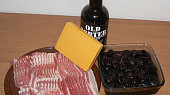 "Lahůdka nejen k vínu" Plněné švestky ve slaninovém kabátku
