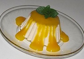 "Lehká jako peříčko" Panna cotta s vůni kardamomu s mangovým přelivem