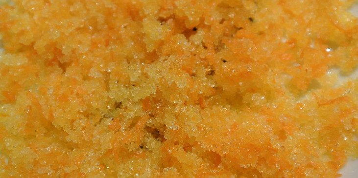 Posyp - cukr krupice smíchaný s nastrouhanou mandarinkovou kůrou