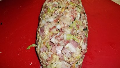 Mandlová sekaná s kapustou a kuskusem, utvoříme šišku...