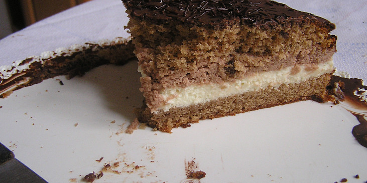 Marcipánový dort s krémem (Marcipánový dort)