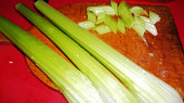 Mexická minutková játra s řapíkatým celerem - vše v jedné pánvi, nakrájíme řapíkatý celer...