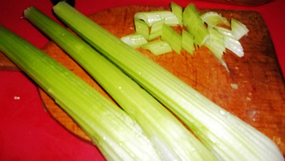 Mexická minutková játra s řapíkatým celerem - vše v jedné pánvi, nakrájíme řapíkatý celer...