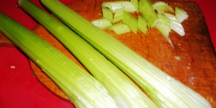 Mexická minutková játra s řapíkatým celerem - vše v jedné pánvi (nakrájíme řapíkatý celer...)