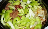 Mexická minutková játra s řapíkatým celerem - vše v jedné pánvi, k játrům a cibuli přidáme řapíkatý celer...