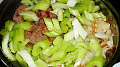 Mexická minutková játra s řapíkatým celerem - vše v jedné pánvi, k játrům a cibuli přidáme řapíkatý celer...