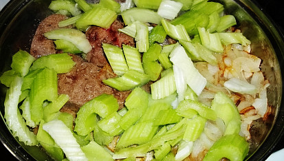 Mexická minutková játra s řapíkatým celerem - vše v jedné pánvi, k játrům a cibuli přidáme řapíkatý celer...