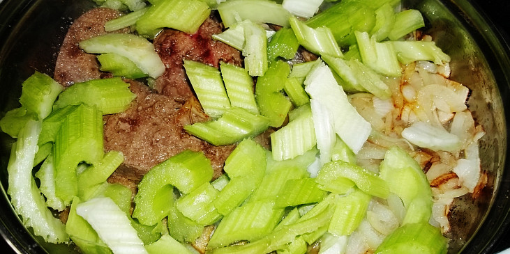 Mexická minutková játra s řapíkatým celerem - vše v jedné pánvi (k játrům a cibuli přidáme řapíkatý celer...)