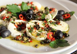 Mozzarella s pikantní gremolatou ( podle Nigelly Lawson)