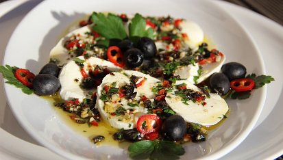 Mozzarella s pikantní gremolatou ( podle Nigelly Lawson)