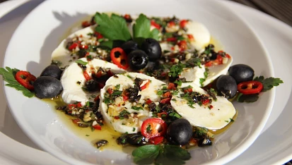 Mozzarella s pikantní gremolatou ( podle Nigelly Lawson)