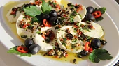Mozzarella s pikantní gremolatou ( podle Nigelly Lawson)