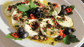 Mozzarella s pikantní gremolatou ( podle Nigelly Lawson)