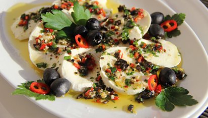 Mozzarella s pikantní gremolatou ( podle Nigelly Lawson)