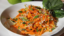 Mrkvový salát s klíčky a limetkovou zálivkou