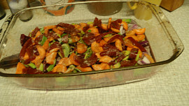 Pečené vepřové plátky s červenou řepou a zeleninou
