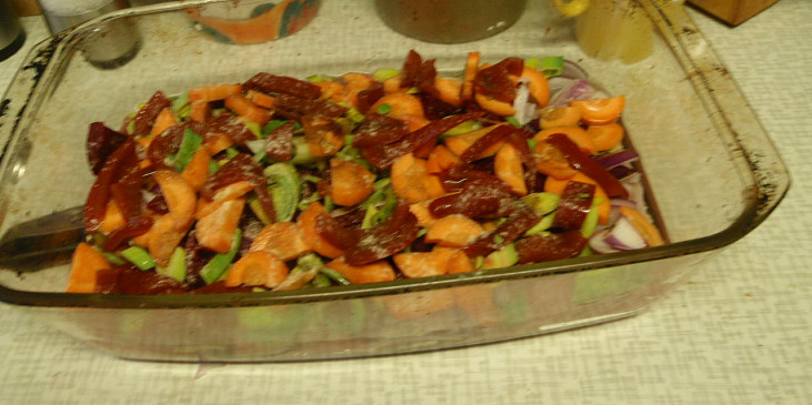 Pečené vepřové plátky s červenou řepou a zeleninou