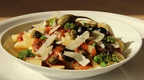 Penne s rychloomáčkou s kapary, ančovičkami a olivami