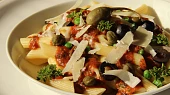 Penne s rychloomáčkou s kapary, ančovičkami a olivami