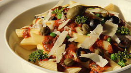 Penne s rychloomáčkou s kapary, ančovičkami a olivami