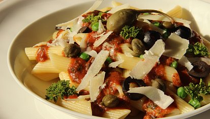 Penne s rychloomáčkou s kapary, ančovičkami a olivami