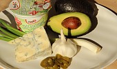 Pikantní avokádový dip s modrým plísňovým sýrem